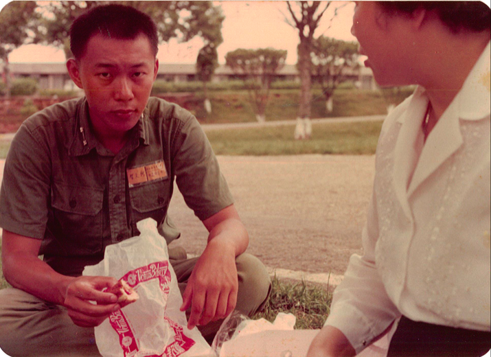 台北市長參選人柯文哲今天(10日)出席「柯文哲青年公民思考營」，並和現場學員分享對於公民思考營的期待，他也向學員秀出年輕時舊照片。（柯文哲辦公室提供）