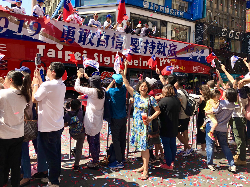 「雙十節」是中國劃時代的壯舉，歷史意義遠勝過秦皇漢武，因為它結束了漫長的封建帝制，建立了現代民主的政體。圖為作者廖天琪2019年參加台灣慶祝雙十國慶。圖／作者提供