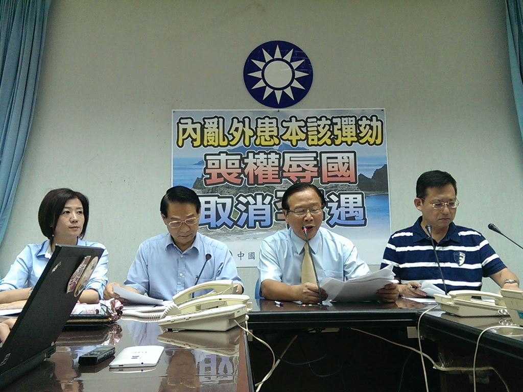 國民黨立院黨團5日下午召開記者會,針對李登輝指釣魚台是日本的,黨團書記長林德福(右二)、立委吳育昇(右一)、呂學樟(右三)、副書記長王育敏(右四)強調,將推動下會期修法取消禮遇。(記者唐詩攝影)