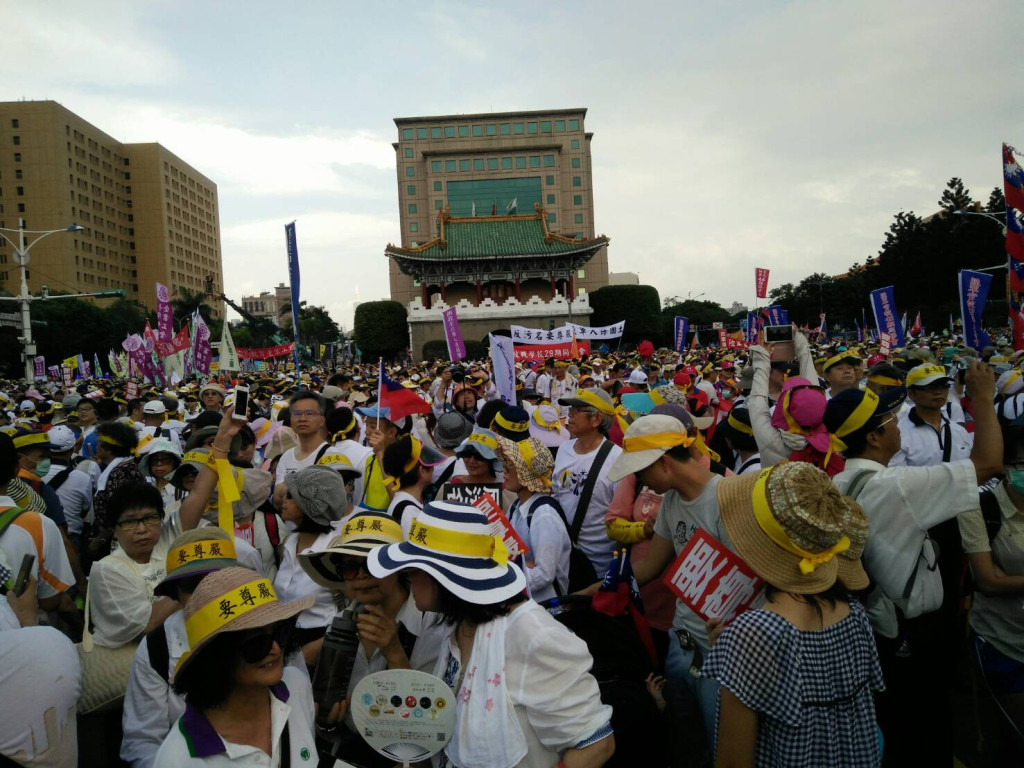 「監督年金改革行動聯盟」選在軍人節號召10萬軍公教上街遊行抗議年金改革，遊行現場人潮滿溢，主辦單位稱有參與人數達15萬人，不過對這場遊行，府院都稱「尊重多元聲音」。（圖／唐詩）