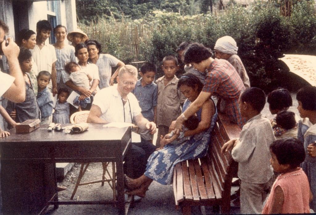 1960年代薄醫師參與山地巡迴醫療。