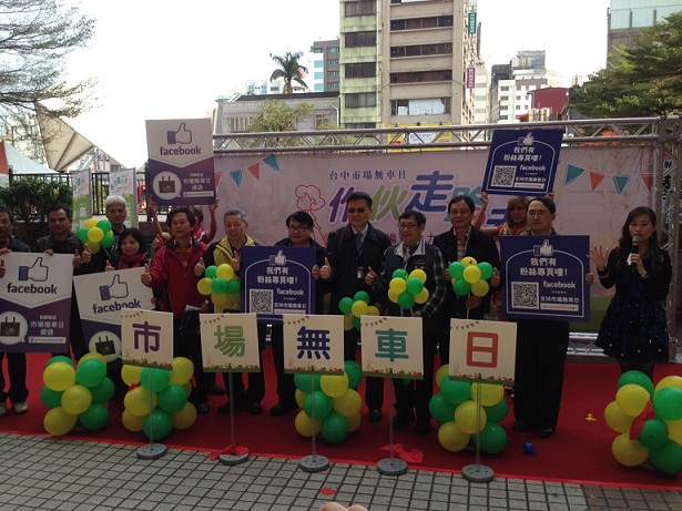 機車騎入傳統市場，製造汙染和危險，長期以來大家習以為常，見怪不怪，經一位以色列留台大學生在臉書建議，中市府決定推行「市場無車  安心購物」，希望重塑安全清潔新形象。（中市經發局提供）