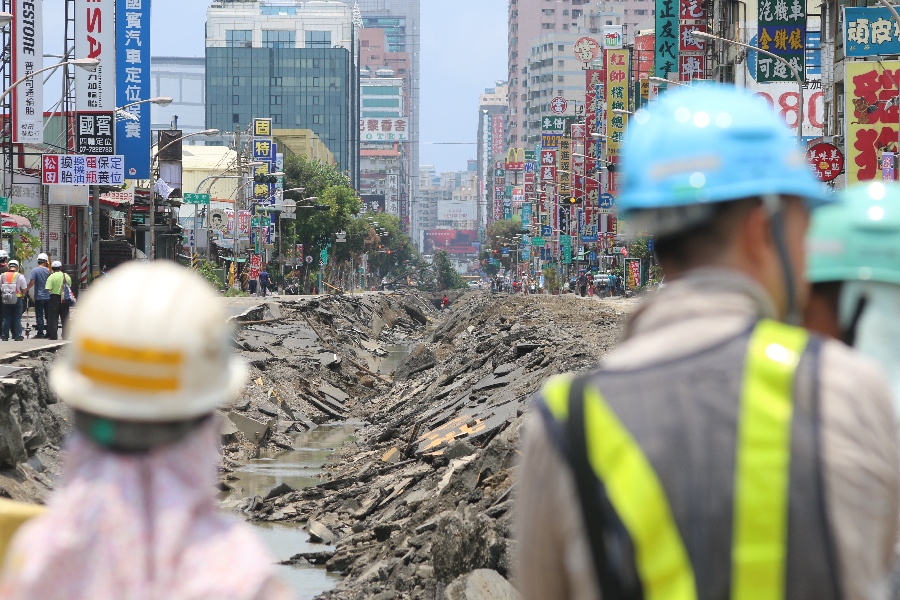 2014年高雄發生嚴重氣爆，把大馬路炸成大壕溝，造成32人罹難與鄰近住戶財產損失，在罹難者部分，高雄市政府終於完成和解，並由榮化先墊支和解金。（高雄當年氣爆現場，何豪毅 攝）