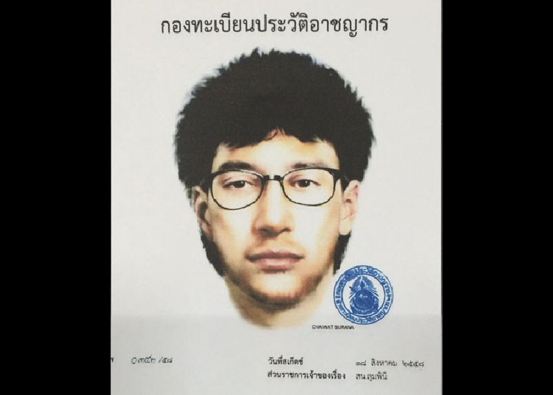 泰國曼谷市中心17日晚間發生爆炸案,泰國警方今天公布嫌犯畫像,懸賞100萬泰銖,希望民眾提供線索,儘速破案。(圖翻攝自考蘇得英文報)