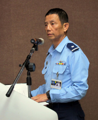 空軍官校副校長黃志偉(圖)26日表示,已在AT-3教練機光點消失處西北方約2、3公里處發現飛機尾翼,軍方已有33人垂降山區,全力搜救失聯飛行教官王勁鈞少校及學員黃俊榮中尉。(中央社)