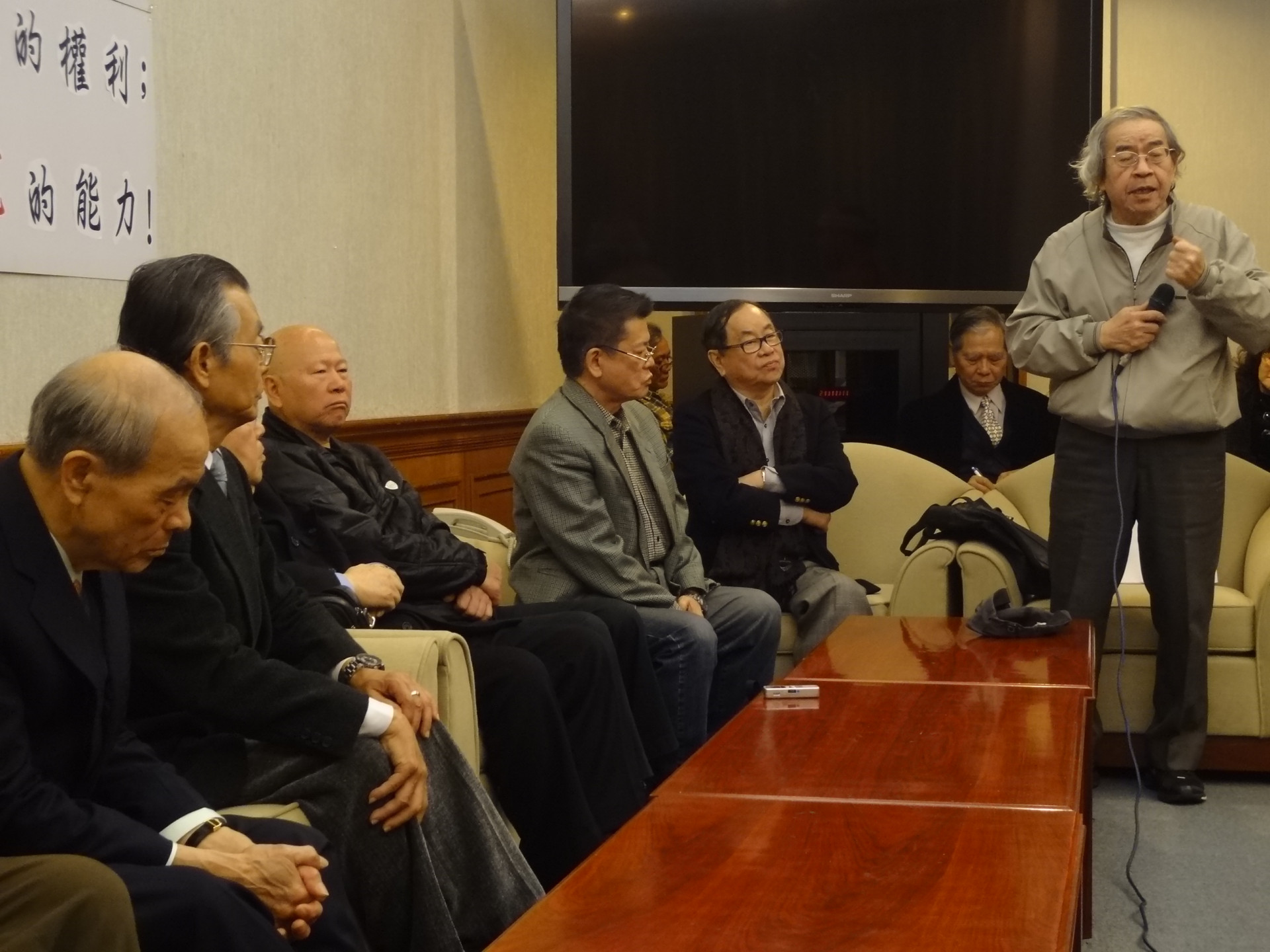 民進黨前主席許信良（左3）、媒體人南方朔（右1）今（12日）天都出席記者會，對張俊宏將入監坐牢表達傷感、憤怒。（劉明堂攝）