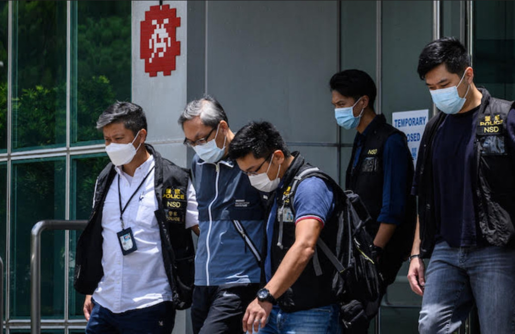 香港在一年前開始實施《國家安全法》，至今住在香港的記者和捍衛自由人士至少有 10 人已遭港警根據該法逮捕並面臨無期徒刑。示意圖／無國界記者組織提供