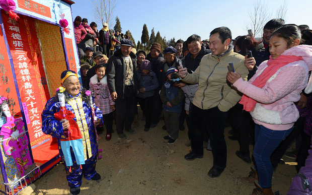 「活人出殯」的嘲諷小品文，似乎讓村民覺得逗趣，很有紀念價值（圖片：網路共享）