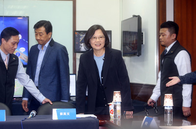 蔡英文8日在內湖科技園區,由大猩猩科技執行長寇世斌陪同,參訪台灣物聯網產業。(中央社)