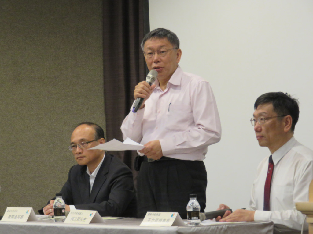 台北市長候選人教育政策座談會，左起為台北市教育局長曾燦金、台北市長柯文哲、國教行動聯盟理事長王立昇。圖／程士華