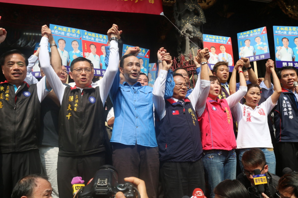 總統參選人、國民黨主席朱立倫今天在景福宮參拜時,桃園選區黨籍6立委全數到齊。左起立委陳根德、孫大千,右起陳學聖、楊麗環、呂玉玲與廖正井。(記者何豪毅攝)20151027