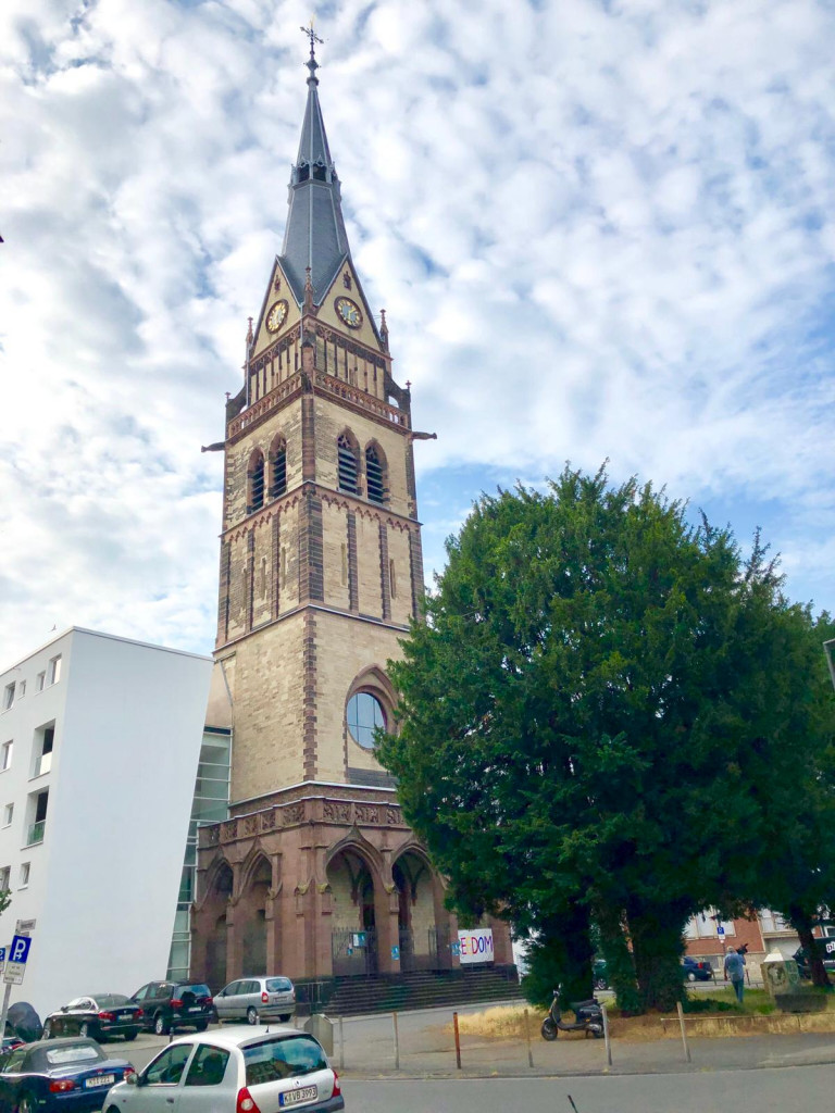 2019年7月13日在位於科隆多羅特-索倫廣場（Dorothee-Sölle-Platz）的基督教堂（Christuskirche）舉行「我沒有敵人，也沒有仇恨」——祭奠與追憶劉曉波逝世2周年禮拜。圖／田牧