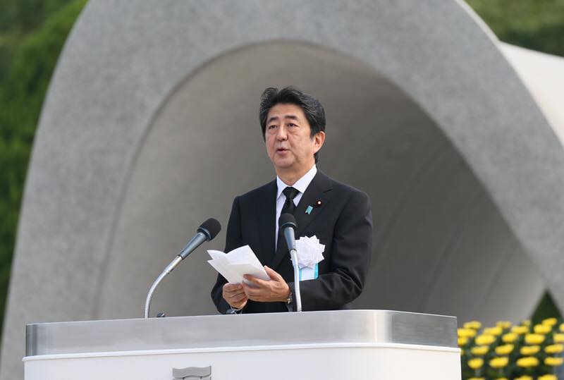 日本首相安倍晉三今天（6日）在廣島和平紀念公園年度典禮上說，日本希望能透過所有國家都同意的方式，推動一個沒有核武的世界。圖／ 安倍官方臉書粉絲頁資料照片