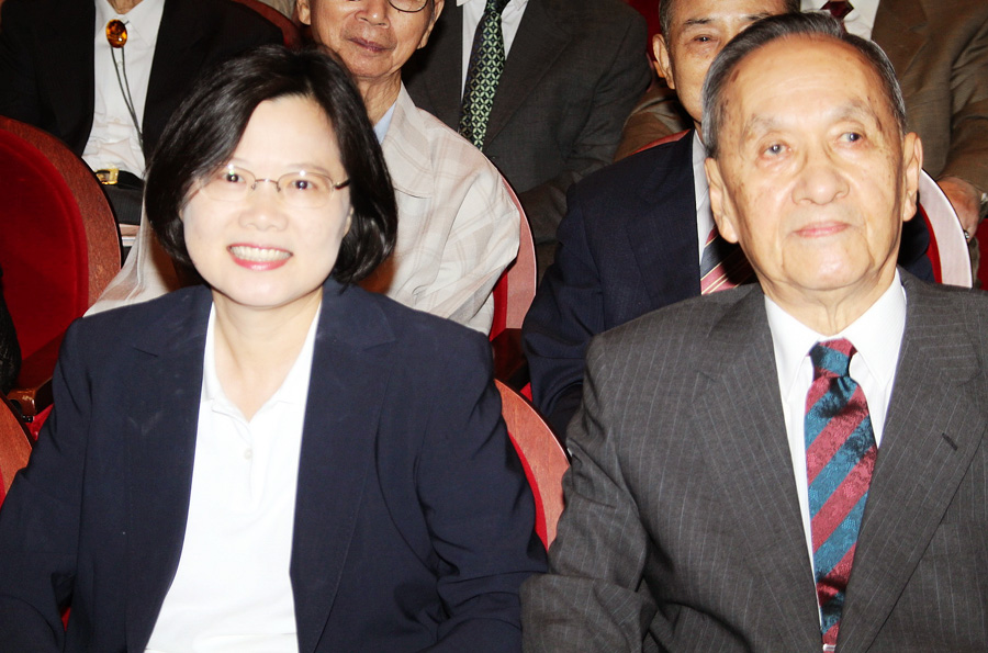 邱垂亮原本憂心，從彭教授傳承到小英，代溝是否太大？50年前留下的建國願景是否太沈重，小英能否擔當得起？（取自財團法人彭明敏文教基金會）