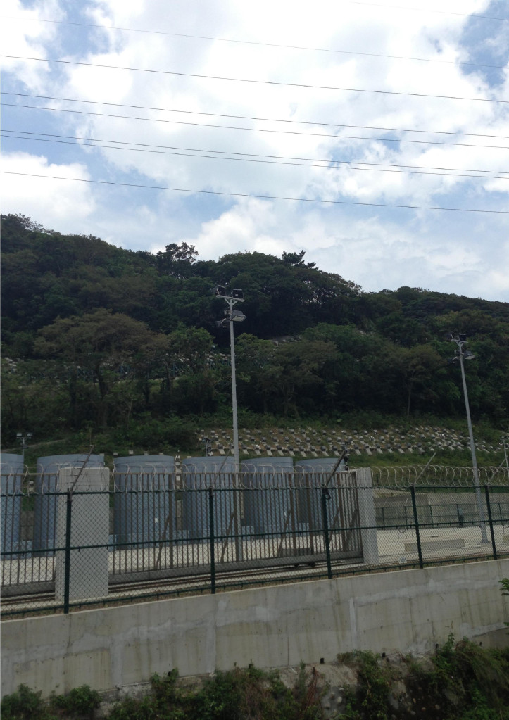 核一乾式貯存場前面是溪後面是山最不耐天災地變，接近人口密集圈，將可能毀滅台灣。(圖片: 媽媽監督核電廠聯盟提供)