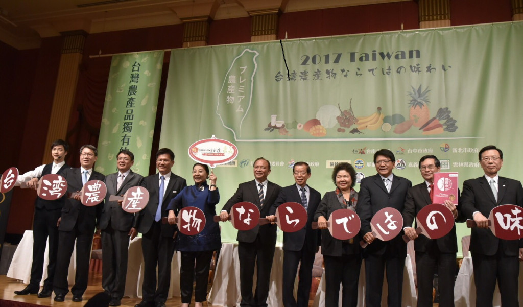 嘉義縣長張花冠在「2017東京食品展聯合記者會」持牌2018台灣燈會在嘉義，特別吸睛！(照片/嘉義縣府提供)