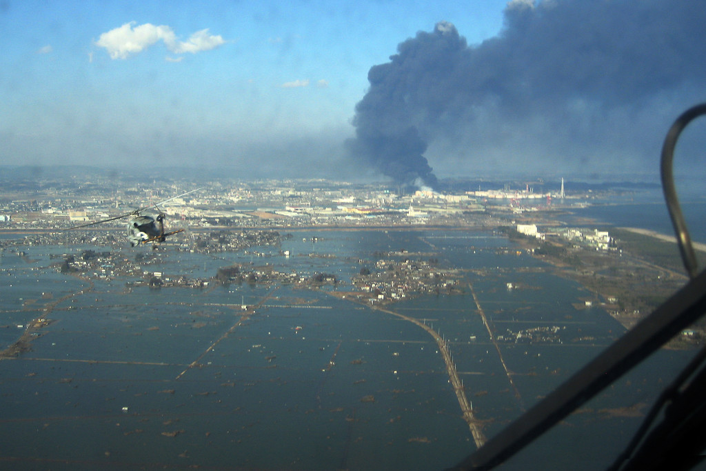 311東日本大地震時受海嘯侵襲及發生火災的仙台市宮城野區。圖／取自維基百科（U.S. Navy photo，公有領域）