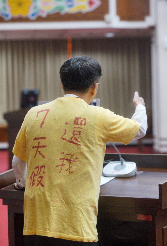 攸關七天國定假日的勞基法修法爭議，今天進行朝野協商，日前凱基銀行企業工會理事長方姚駿在立法院勞基法修正案公聽會上，發言表示拒砍七天假。圖／張良一
