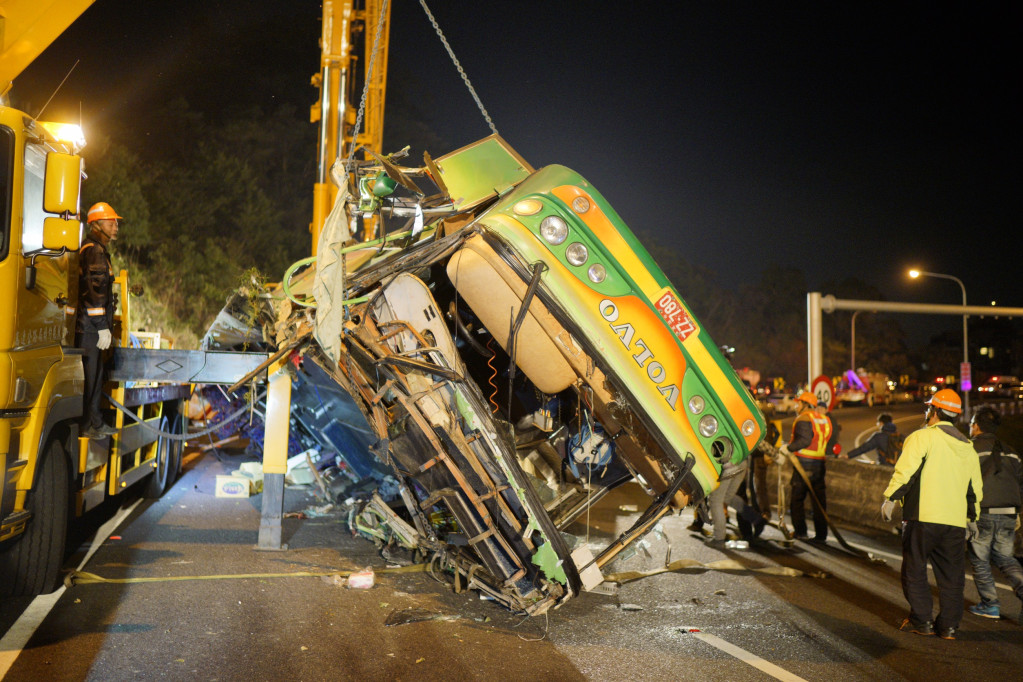 國道5接國道3南下車道，遊覽車翻落邊坡，造成重大傷亡，行政院表示，中午將勘驗車輛及解剖司機遺體。圖／張良一