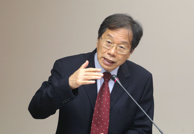 對於韓國MERS-CoV疫情，衛福部長蔣丙煌（圖）27日說，世衛未提高邊境及旅遊管制，目前還是院內感染，未擴大為區域，國內已強化院內管控，國人不用擔心。中央社記者裴禛攝　104年5月27日