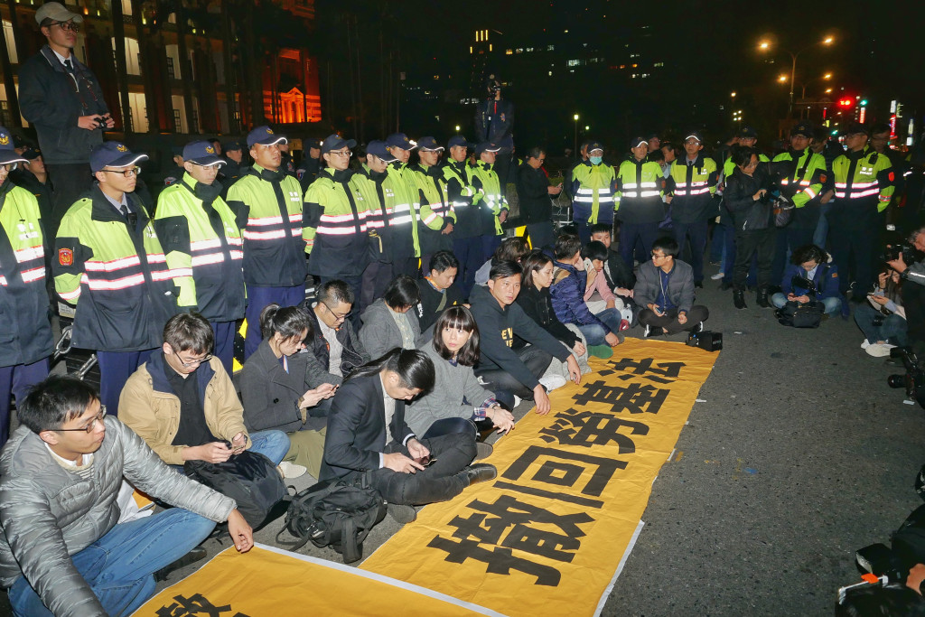 時代力量五名立委於總統府前靜坐抗議勞基法草案修正案，警方動員大批警力。圖／張家銘（資料照）