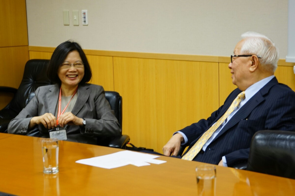 蔡英文今天前往竹科，向台積電董事長張忠謀請益，兩人相談甚歡。（民進黨提供）