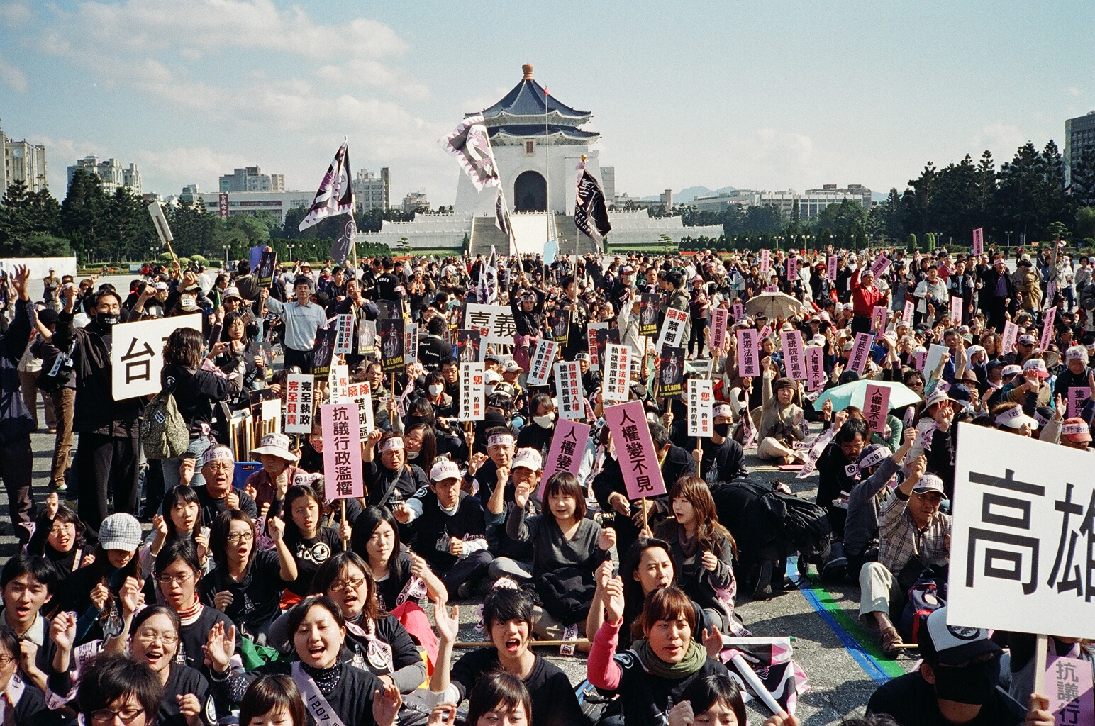 《廣場》紀錄2008年因陳雲林事件，學生從11月6日在自由廣場靜坐到隔年1月的過程。(中映電影提供)