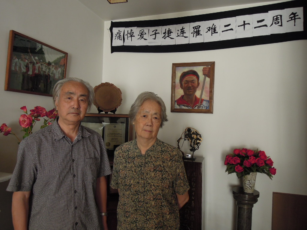 中國人權鬥士：蔣培坤與丁子霖夫婦合影。牆上掛的是他們在六四罹難的兒子蔣捷連遺像。(Wiki Commons, Phebie Thum, 2015.10.02)