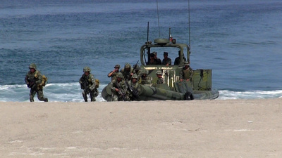 在南海形勢依舊緊張之際,菲律賓與越南這兩個與中國都存在主權爭議的國家,同意把雙邊關係提升至戰略夥伴層級。圖為菲美年度聯合軍事演習畫面。(中央社資料照)