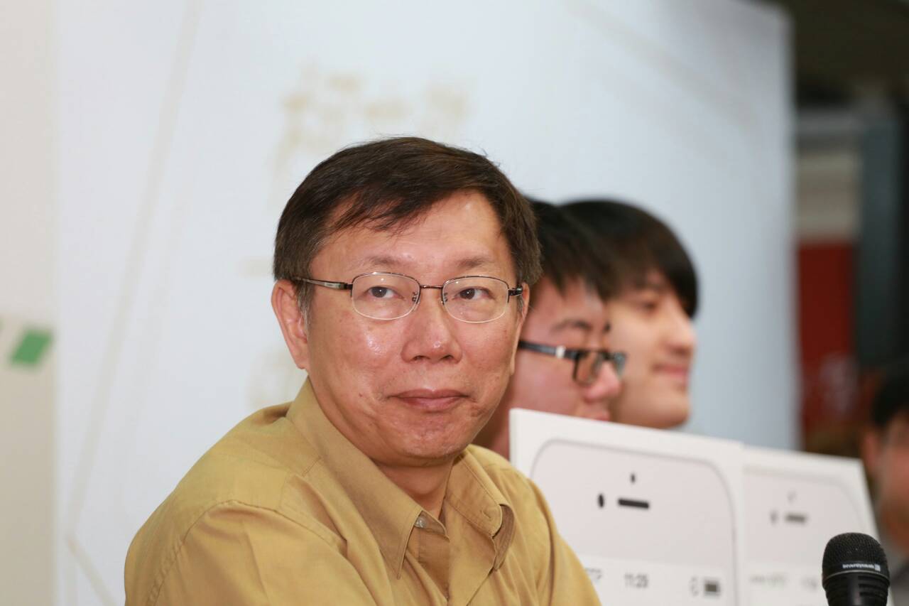 針對無黨籍台北市長候選人柯文哲政策辦公室疑遭竊聽案,柯文哲陣營今天說,政策總監張景森上午已打電話向檢察官表示,願主動前往說明。﹝柯文哲競選辦公室相片提供﹞