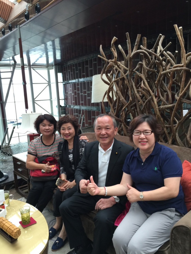 苗縣府又拖薪不發,縣長徐耀昌(右二)卻前往中國「考察」。縣府澄清官員均自費,而縣議員則是每人每月10萬元編列的經費支應。(翻攝自議員臉書)20150609