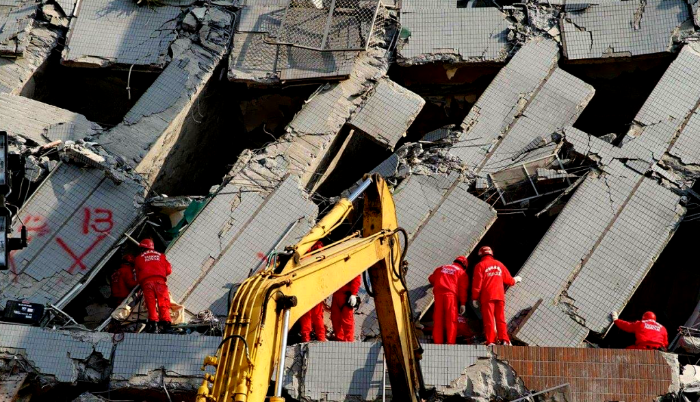 台南「維冠金龍」大樓倒塌，災情慘重，造成115人死亡。負責人林明輝等人毫無悔意，一審被處五年徒刑，民事求償62億元。資料照片/實習記者陳逸民