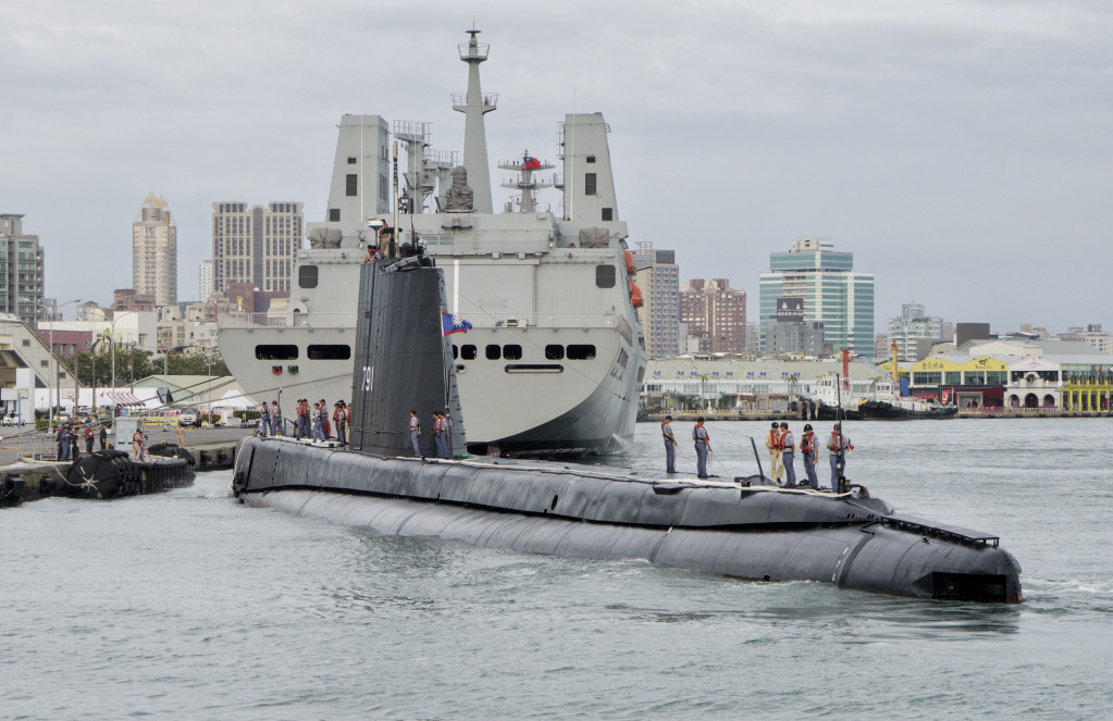 服役超過70年，也是地表最老的現役潛艦海獅號，今、明兩天開放民眾登艦參觀，吸引許多軍事迷前來一睹這艘阿公級潛艦風采。(圖/張良一)