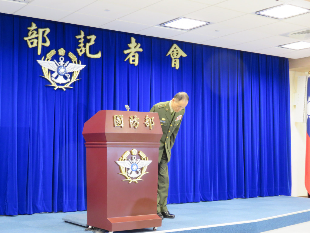 魏姓民眾遭搜索案，圖為遭處申誡乙次的憲兵指揮官許昌中將事後在會中鞠躬致歉。圖/唐詩，資料照片