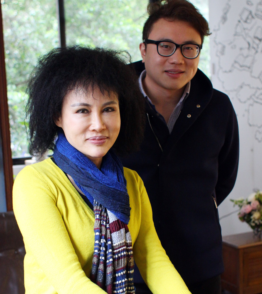 失親之慟,林杰樑醫師一家人最了解,林太太譚敦慈(左)把新書版稅捐給台南地震受災家屬、身為義消的長子林泓楨(右)也曾在第一時間申請南下支援。楊惠君攝