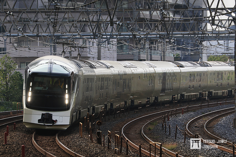 行駛於東北本線上的JR東日本豪華寢台列車TRAIN SUITE四季島。圖/陳威臣