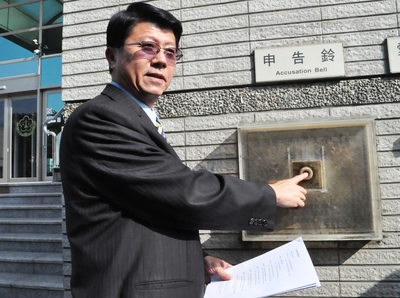 台南市議會15日召開臨時會,但民進黨籍市議員未出席,市長賴清德和市府主管也都未列席,國民黨籍市議員謝龍介(圖)下午前往南檢,控告賴清德涉瀆職等罪。(中央社,2015年1月15日)