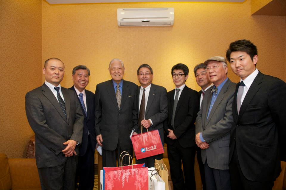 藉著民報創刊社慶,李前總統(左三)透過台灣企業家王義郎董事長(左二)安排,並由民報董事長陳永興(右二)陪同,會晤日本多家重要食品企業代表