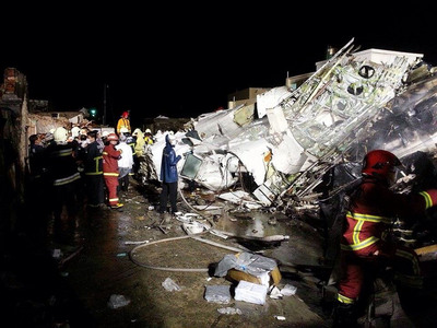 復興航空高雄飛馬公GE222班機，23日傍晚在澎湖縣湖西鄉西溪村緊急迫降失敗墜毀，造成多人死傷，失事現場一片狼藉。（翁耀汶提供）中央社 