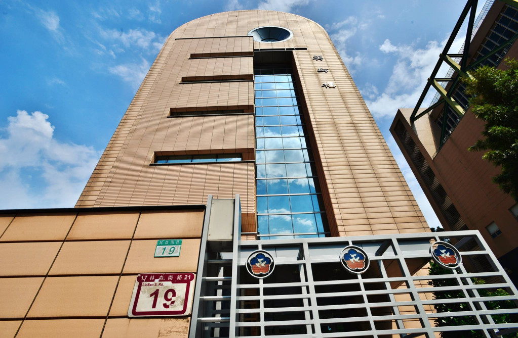 針對婦聯會財產問題,黨產會發言人施錦芳今(17)日上午表示,樂見婦聯會提供資料給內政部,黨產會也會向內政部調閱;但黨產會調查,婦聯會有370億的銀行現金定存,「可以開三家銀行了」,這還不包括不動產。 圖/郭文宏,資料照片