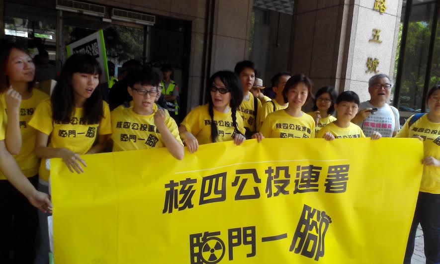 「核四公投連署臨門一腳團」整理核四公投聽證會紀錄逐字稿，全文公開。（本報資料照，林冠妙攝）