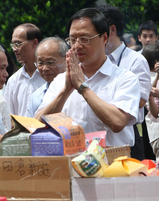 行政院5日舉行中元普渡，院長江宜樺（前）率各單位主管虔誠祭拜祝禱，稍早江宜樺在接見國民黨立委黃昭順等人時表示，行政院將全力支應高雄市重建經費，立院訂特別條例反而緩不濟急（中央社）