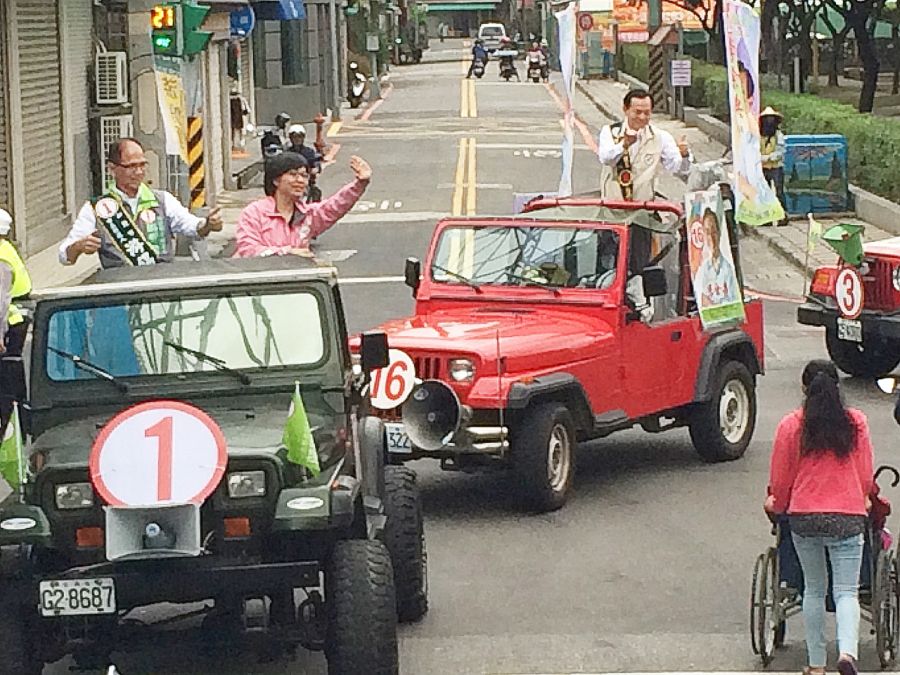 選戰倒數21天，民進黨新北市長候選人游錫堃今（7）日和民進黨立委林淑芬、民進黨新北市議員候選人李倩萍、鄭金隆、李余典、陳啟能、李坤城、邱婷蔚，一同在蘆洲車隊掃街。﹝游錫堃競選辦公室提供﹞