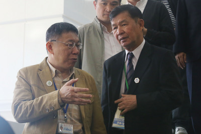 台北市長柯文哲(前左)昨(7)日針對憲兵濫權認為「有錯就改....不要把國軍打趴,對台灣沒有好處」,以打弊案而獲得聲望的柯市長卻反對國會打弊案,讓人訝異。(資料照,中央社提供)20160308