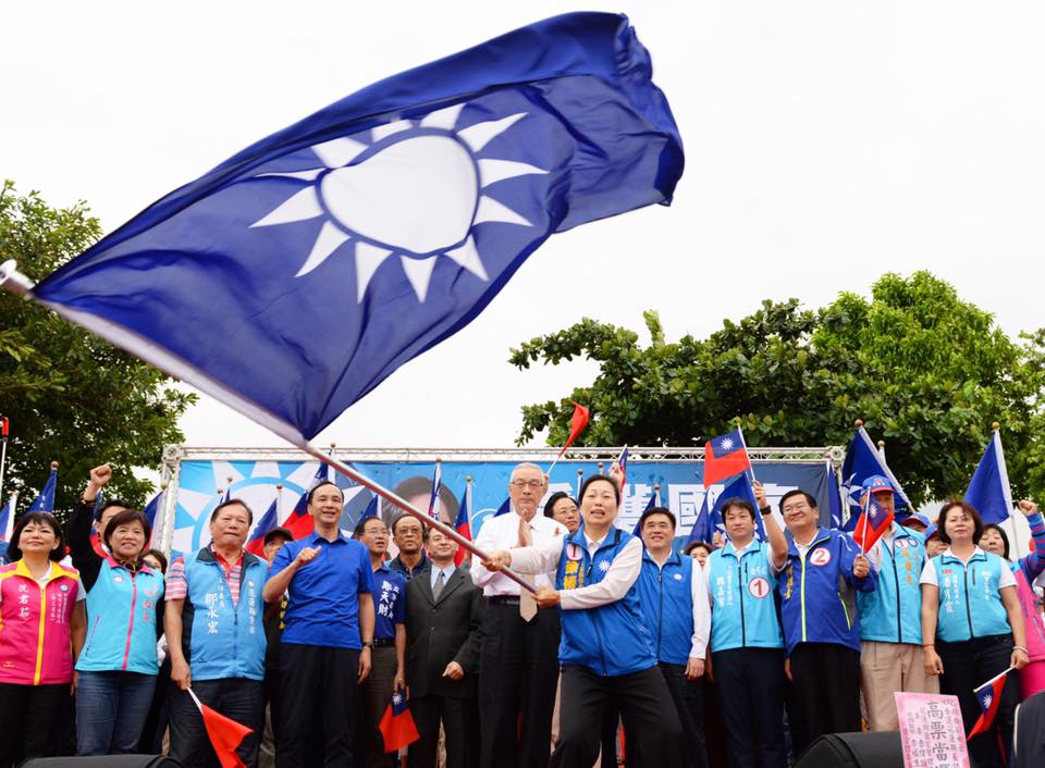 在花蓮，黨徽似乎強壓一切。徐榛蔚陣營深知選民結構，黨徽看板、黨旗成選戰利器。圖／取自徐榛蔚臉書