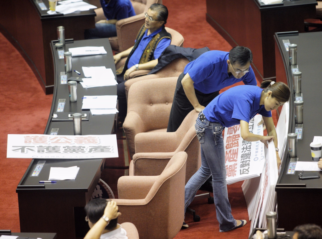 立法院院會今天繼續審查不當黨產條例，國民黨立委許淑華、江啟臣等人已「傳便便」各式各樣的抗議標語，一旦表決將時將抗爭表達立場。圖／張良一