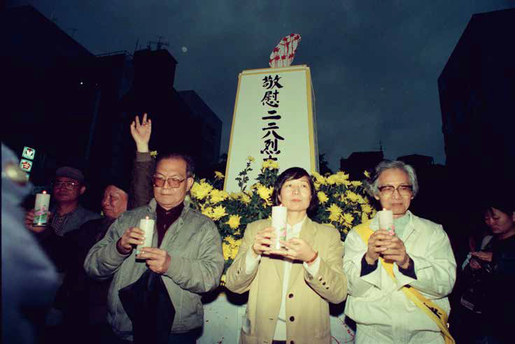 1993年2月28日，葉菊蘭立委與活動召集人林明德教授（右一）一起參加「二二八疼台灣、重建、再生大遊行」，這是二二八受難家屬參與人數最多的一次遊行。圖／邱萬興