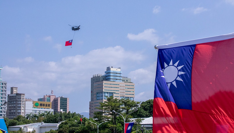 台灣獨立建國運動，現階段真正對抗的應該是「中國的非法政權中華民國體制」，而不是打倒在該體制之下的任何政黨。圖／總統府