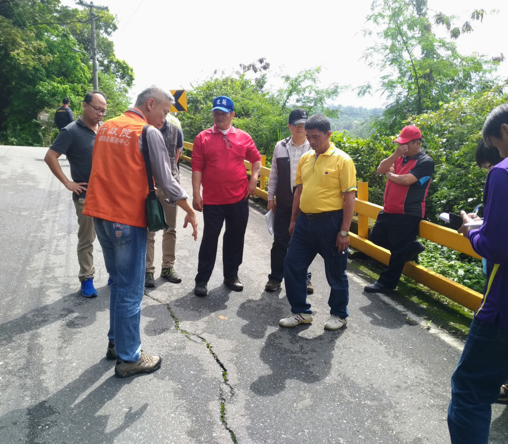 強震後，秀林鄉部分休閒山路或農業產業道路出現裂痕，大雨來時恐為及土石崩落。圖／東服中心提供