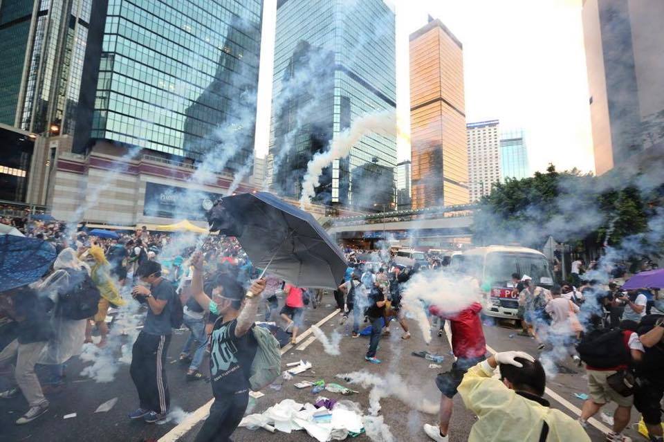 剛巧吹起的東北季風，讓催淚瓦斯幾秒鐘就煙消雲散，但發射催淚彈的彈殼，噴完鮮紅色的尾燄之後，被抗爭者一顆顆揀去收集起來。這些都是獨裁者對付自己人民的證據，絕對不能忘記。